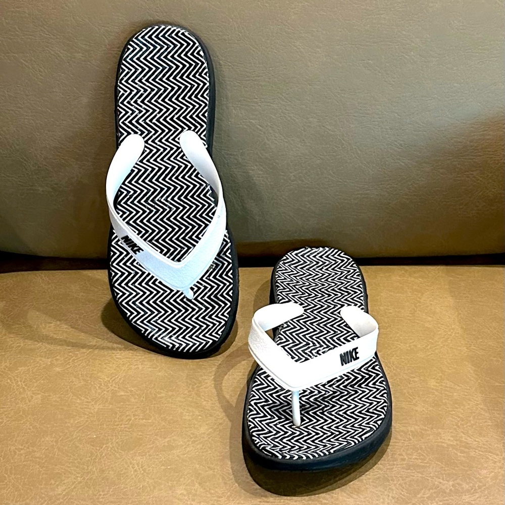 Nike women’s flip flops, thongs, shower, gym, beach, pool, stripes waterproof